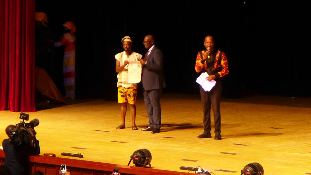 Olanrewaju Tejuoso receiving the award for the Revelation Prize, National Grand Theatre, Dakar. Photo Credit: The Sole Adventurer.