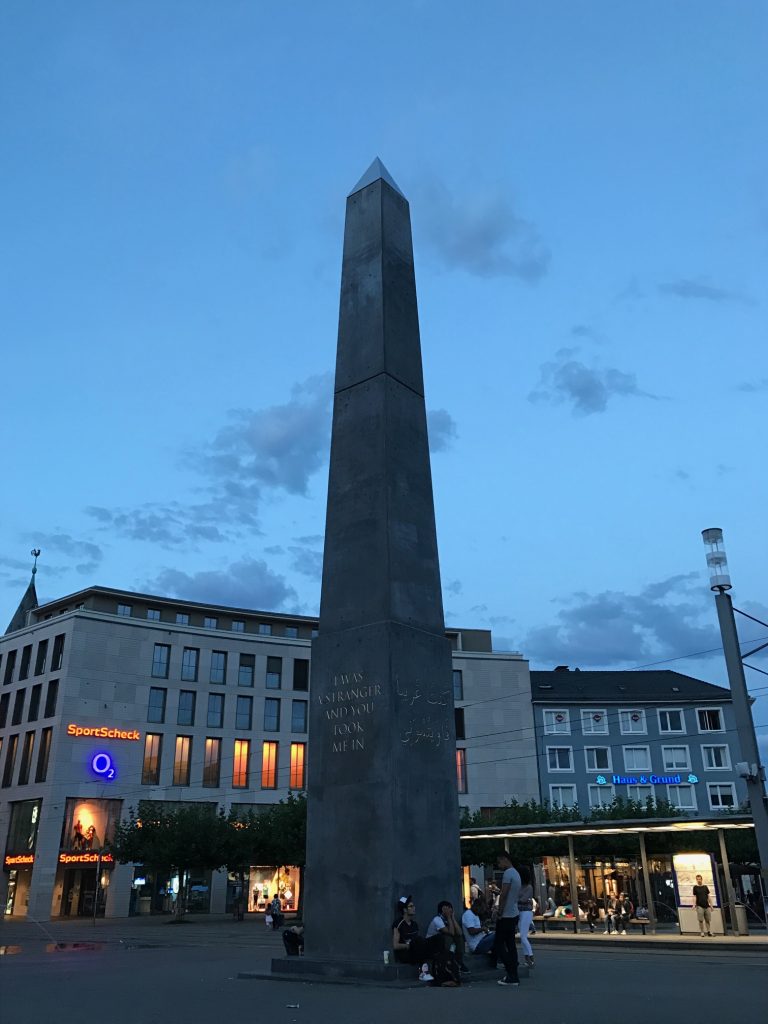 Olu Oguibe, Das Fremdlinge und Fluchtlinge Monument, 2017, Documenta 14, Königsplatz, Kassel. 