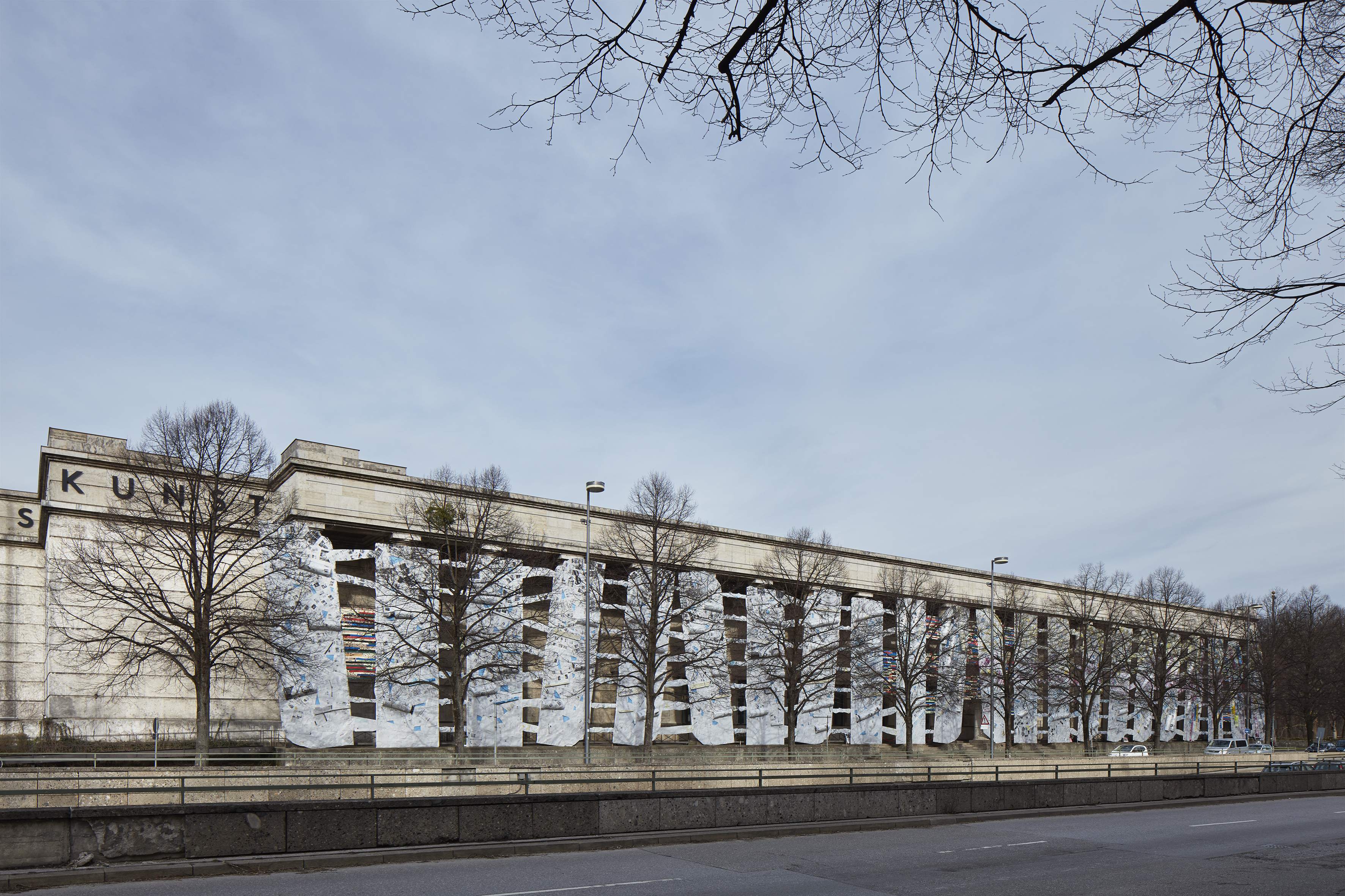 El Anatsui, "Second Wave", 2019, installation on the facade of the Haus der Kunst. Photo: Jens Weber, Munich