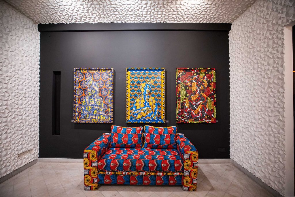 Exhibition view of CROSSROADS at Galerie SINIYA28 (Marrakech). Courtesy Galerie SINIYA28